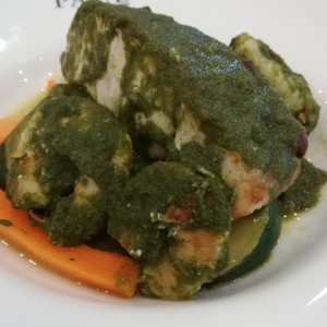 Corvina con Camarones y vegetales en Salsa Pesto