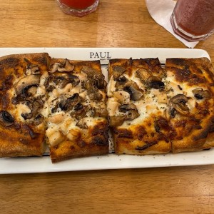 Pizza de pollo y hongos