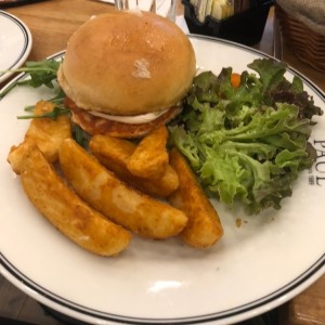 Hamburguesa de Salmon con papas 