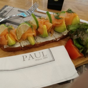 tartine de salmon con aguacate