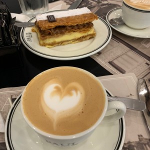 Mil hojas con dulce de Leche y un Capuccino