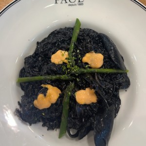 Risotto aux Fruts de Mer et encre de Calamar