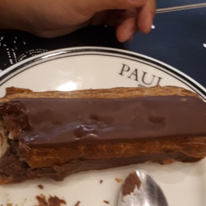 eclaire de chocolate