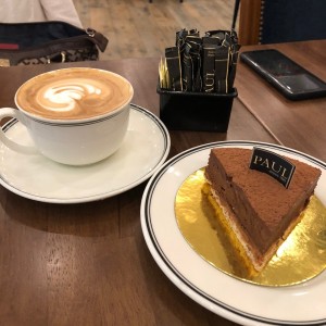 Capuchino y torta de chocolate