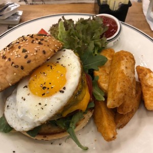 Hamburguesa de carne con papitas fritas. 