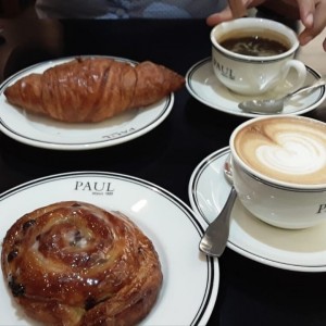 danesa con pasas y capuchino, americano con croissants