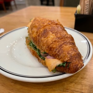 Croissant de salmon y queso crema 