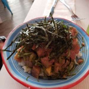 bowl con arroz de sushi y algas y atun salmon