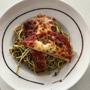 pechuga de pollo a la parmesana con pasta al pesto