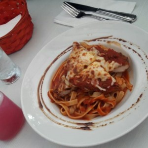 Milanesa de pollo con fettucini en salsa bolognesa