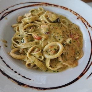 Fetuccini con calamares y pulpo