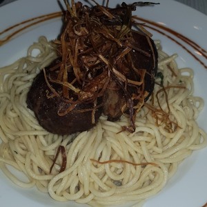 Carne de res con pasta al oleo 