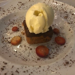 brownie con chocalte chips y helado