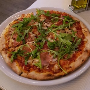 pizza prosciutto arugula