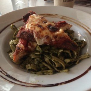 Milanesa Napolitana con fettucini al pesto