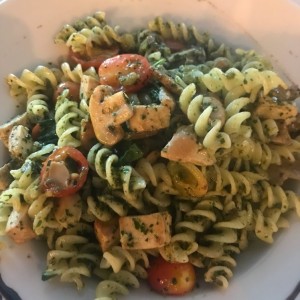 Pasta sin gluten al pesto con vegetales 