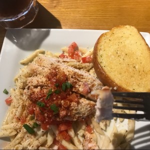 Pasta con salsa Alfredo y Pollo