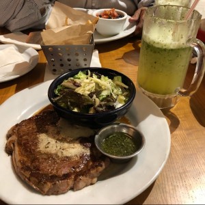 Ribeye con ensalada de la casa