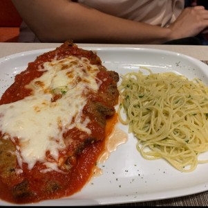 filete parmesano con spaguetti al oleo