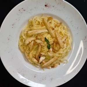 spaghetti Alfredo con pollo