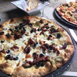 pizza conalcachofas, aceituna y tomates secos. 