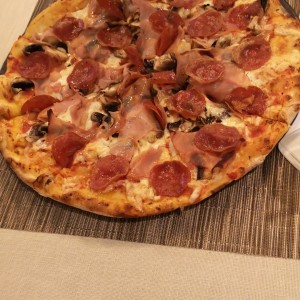 Pizza de jamon y hongos con extra de peperonni