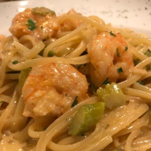 spaghetti con camarones y esparragos