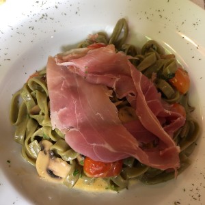 fettucini verdes con prosciutto