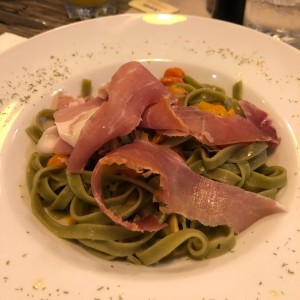 Fetuccini verde con jamon SIN SABOR