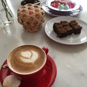 capuchino y pastel de zanahoria