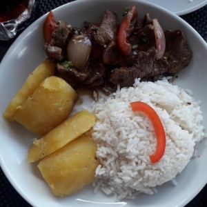 Lomo Salteado, arroz blanco y papas 