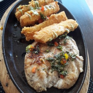 Pollo a la plancha con yucas fritas