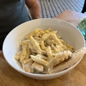 Penne Alfredo con pollo