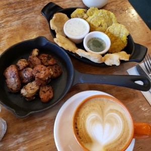 Picada de Chorizo con mini hojaldres y patacones