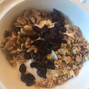 Yogurt con nueces granola y cranberry