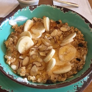 bowl de yogurt con guineo y almendras 