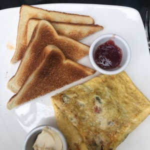 omelette con vegetales y tostadas