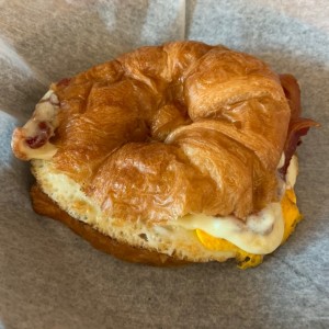 Croissant con Huevo Frito, Tocino y Mozzarella