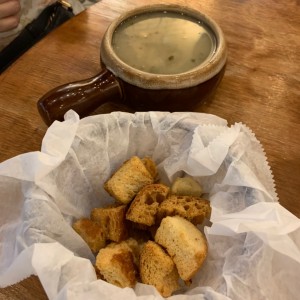 Sopa de Pollo con Croutons