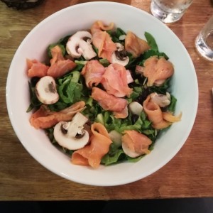 ensalada tosto con salmon