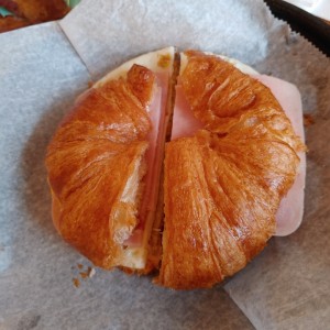 croissant huevo jamon