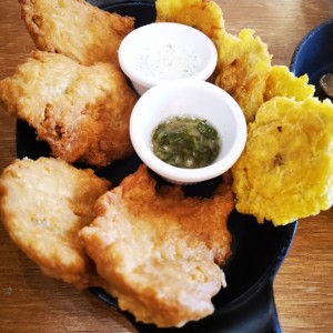 picada de mini hojaldre y patacones