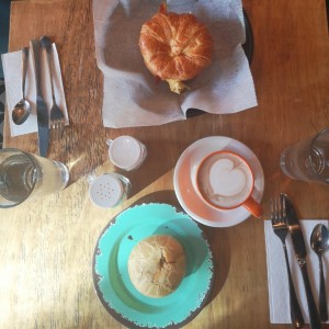 croissant con huevo y tocino y pie de pollo