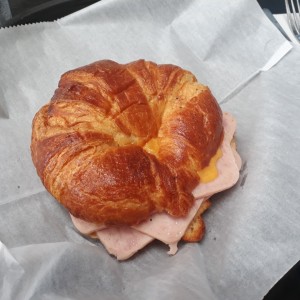 Croissant de jamon y queso