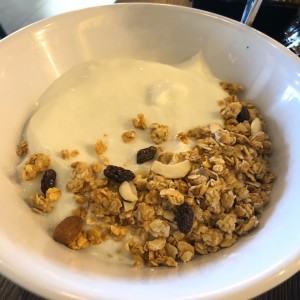 Yoghurt with granola