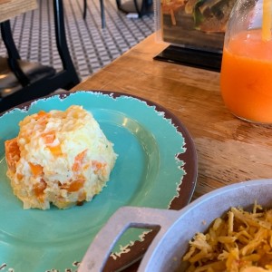 ensalada de papas, licuado de papaya y areoz con pollo.