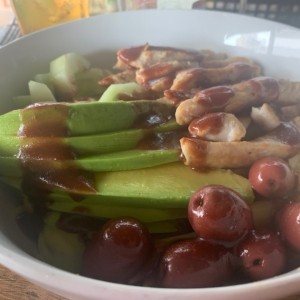 Tosto bowl de pasta, pollo aceitunas kalamata y aguacate 