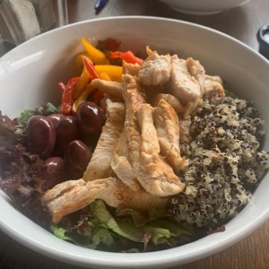 Tosto Bowl base de lechuga y quinoa con pollo