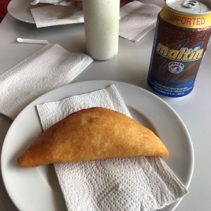 empanada de pollo y malta polar