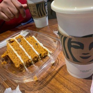 Chai Tea Latte y carrot cake.